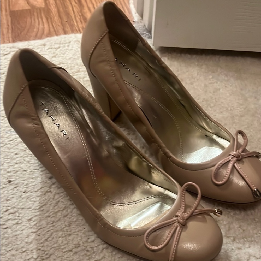 Tahari Women's Beige Heels with Bow Accent. Great condition only worn a few time